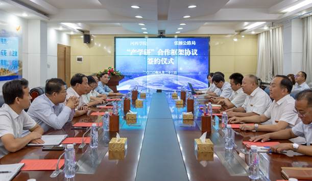 1.js金沙3983总站与张掖公路局在张掖公路局举行“产学研框架协议”签约仪式。(钟晓亮 摄).jpg
